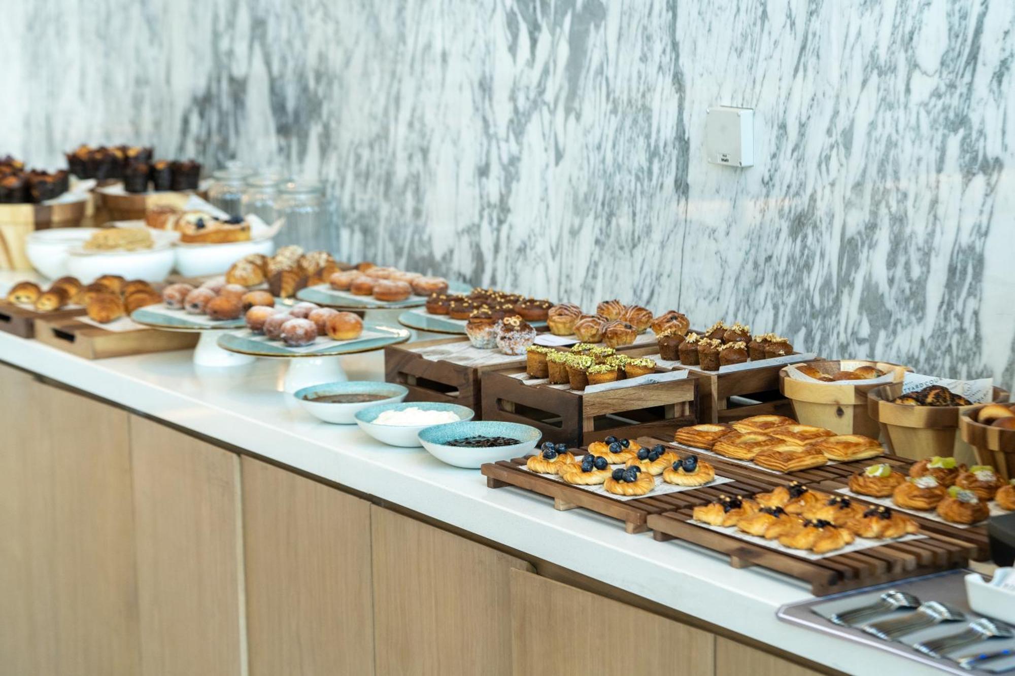 Courtyard By Marriott Ahmedabad Sindhu Bhavan Road المظهر الخارجي الصورة